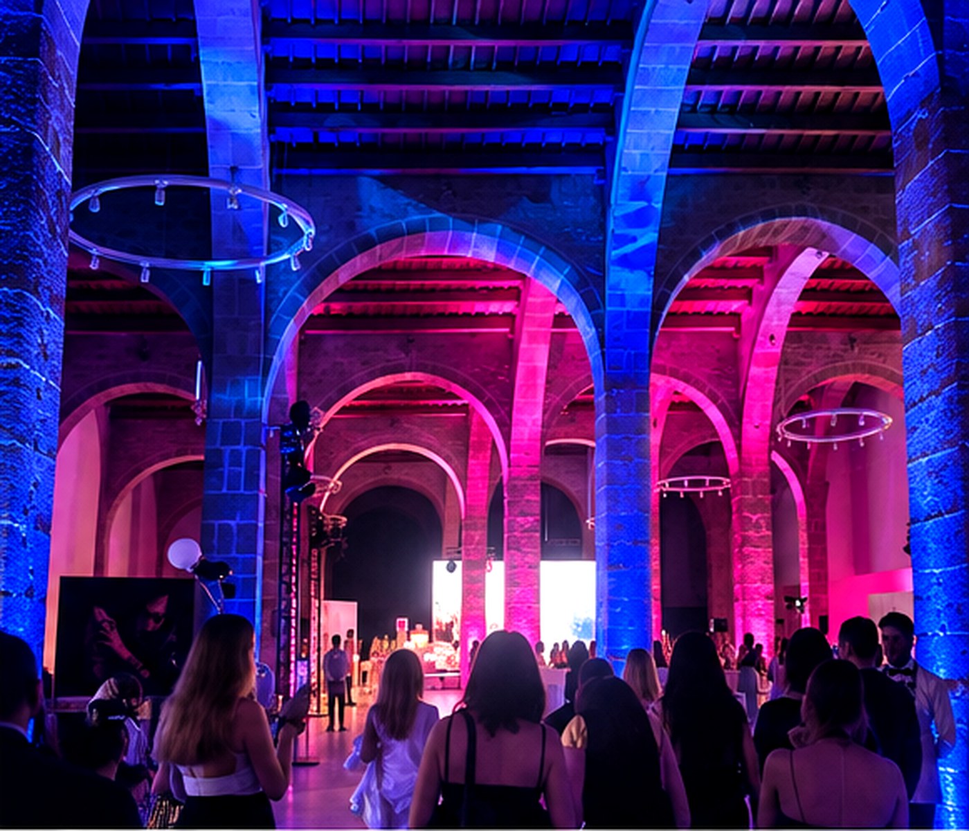 Sala del Museu Marítim de Barcelona con los arcos iluminados durante la presentación de Dior