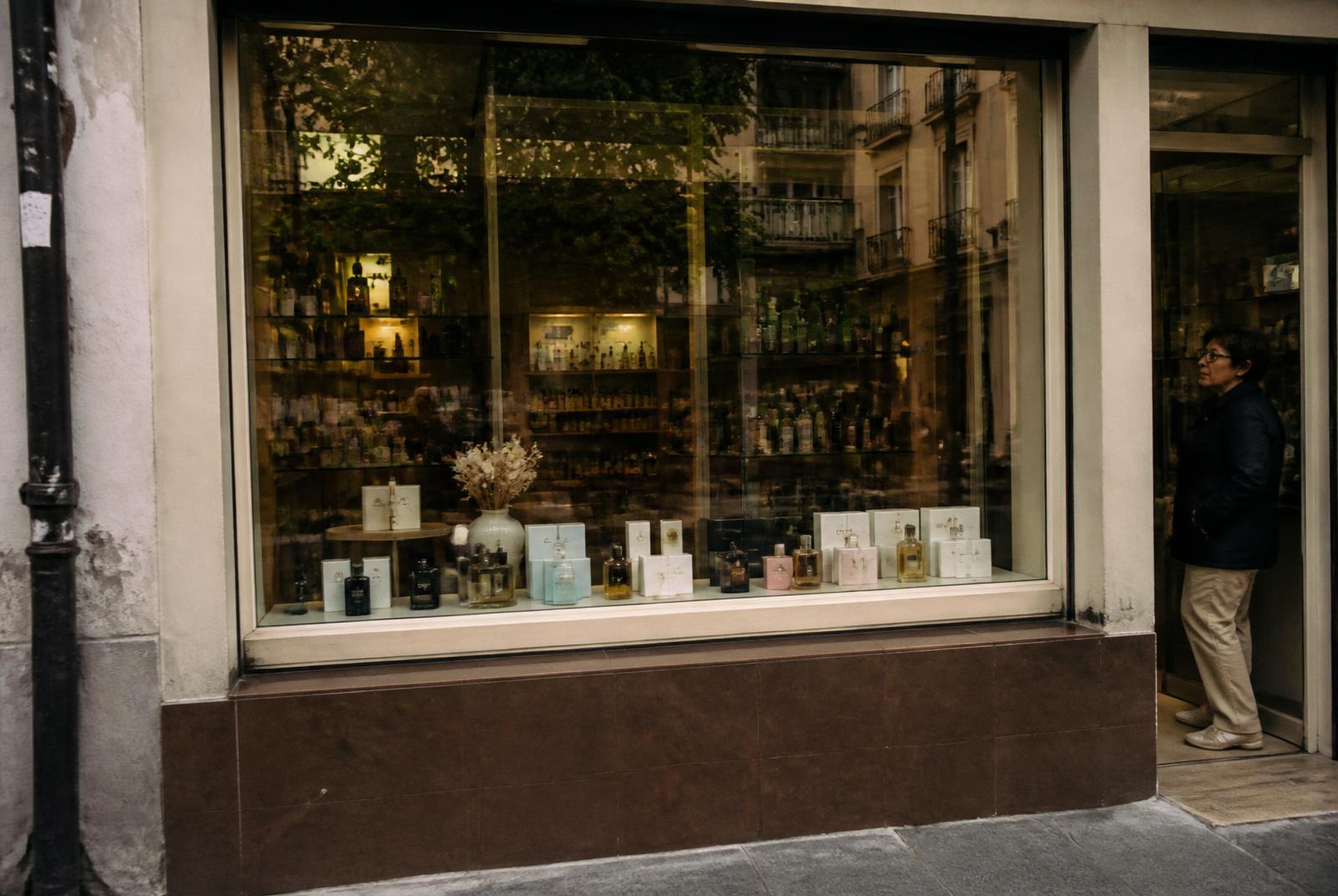 Escaparate de una perfumería de barrio visto desde la calle al atardecer