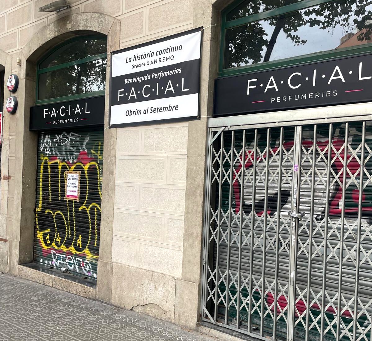 Lona de agradecimiento a San Remo y bienvenida a Perfumeries Facial en una fachada de Barcelona